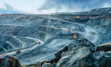 Travaux des camions et de la pelle à ciel ouvert sur l'extraction de l'or