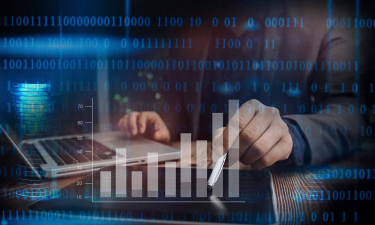 homme devant un portable montrant un histogramme