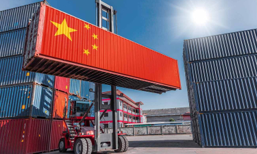 Conteneur au couleur de la chine sur un chariot élévateur dans un port