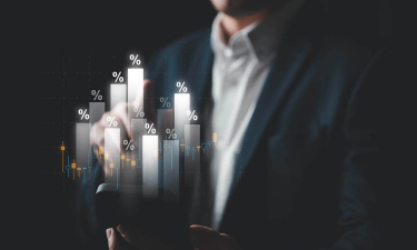 histogramme blanc sur un téléphone tenu par une personne en costume 