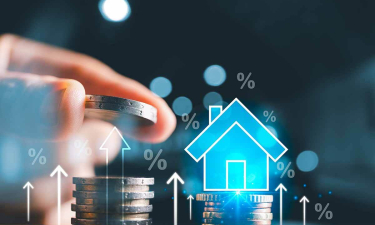 piles de pièces avec une main flêches vers le haut % symbole d'une maison